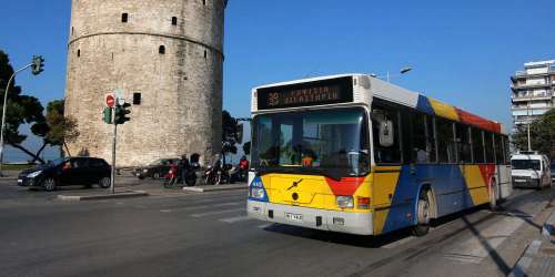 Οδηγός λεωφορείου του ΟΑΣΘ έπεσε πάνω σε σταθμευμένα αυτοκίνητα