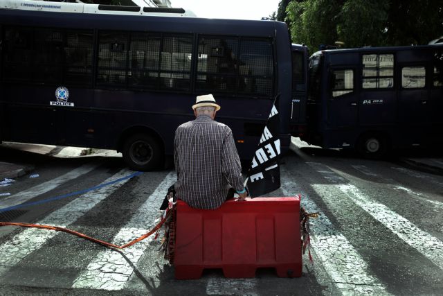 Editorial Ta Nea: Games with pensions