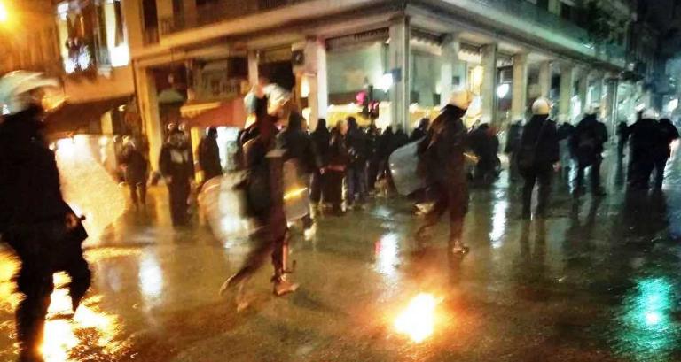 Πάτρα: Μολότοφ, καδρόνια και φωτιές σε κάδους στην πορεία για το Πολυτεχνείο