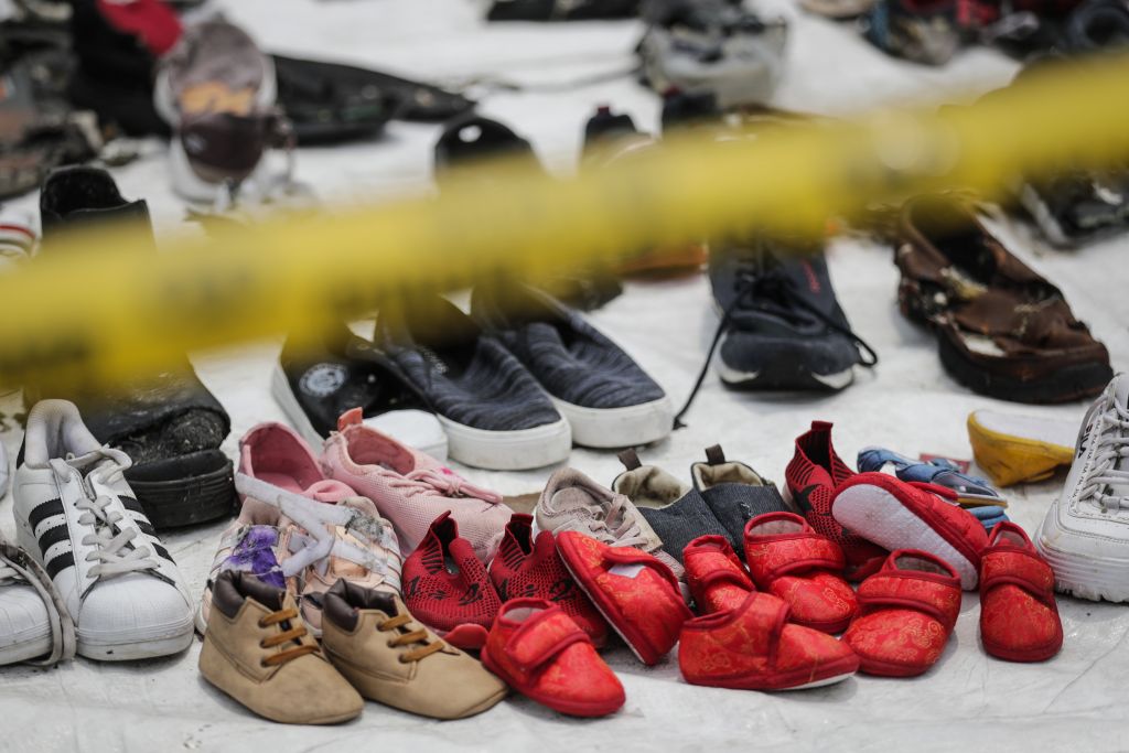 Στιγμιότυπα από τα συντρίμμια του μοιραίου Boeing