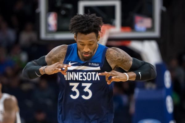 Λύκοι «κατασπάραξαν» τους Σπερς, ευρεία νίκη για τους Πέλικανς