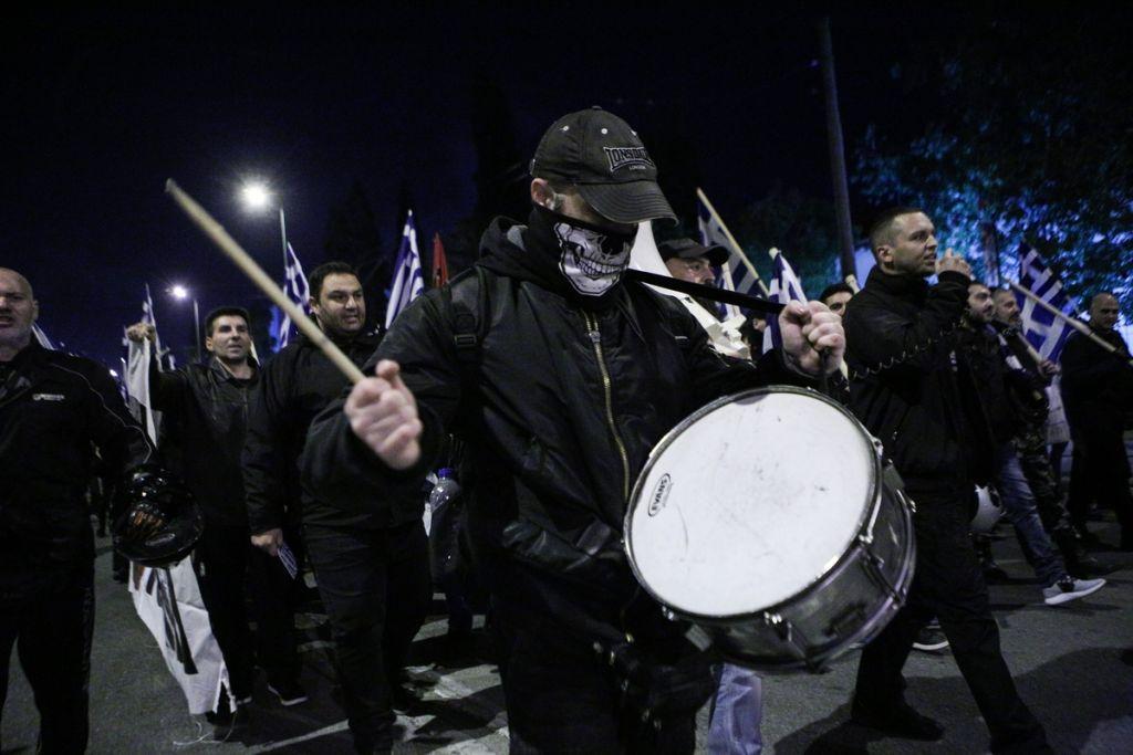 Οσο εμείς κοιμόμαστε οι Χρυσαυγίτες κάνουν «δουλίτσα» έξω από τα σχολεία