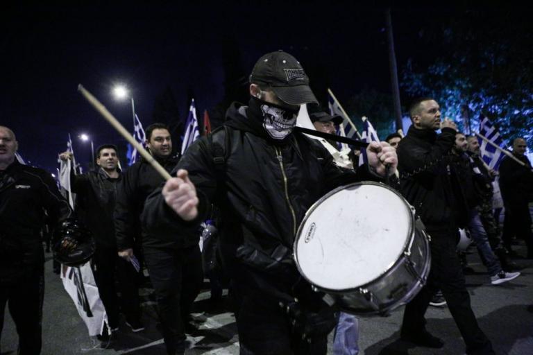 Οσο εμείς κοιμόμαστε οι Χρυσαυγίτες κάνουν «δουλίτσα» έξω από τα σχολεία