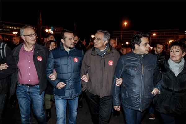 Υποκρισία: Αφησαν τα μνημονιακά κοστούμια κι έβαλαν τη στολή της εξέγερσης