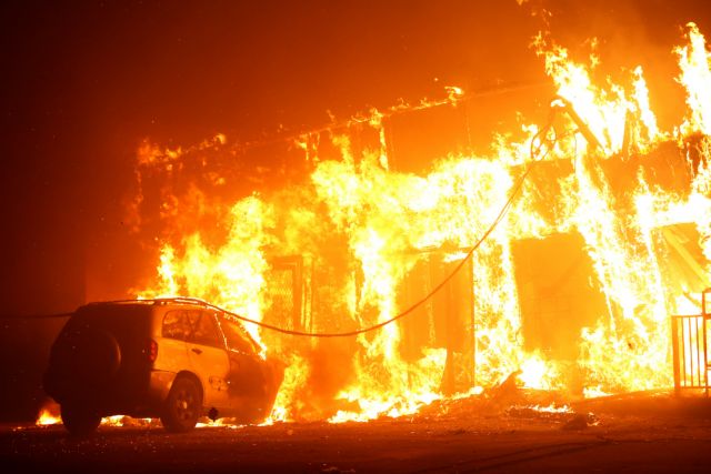 Πύρινη κόλαση στην Καλιφόρνια - Εκκένωση 75.000 κατοικιών [Eικόνες]