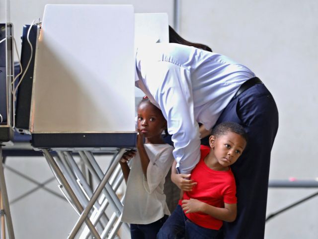 Exit poll : Ενάντια στον Τραμπ περισσότεροι από τους μισούς ψηφοφόρους