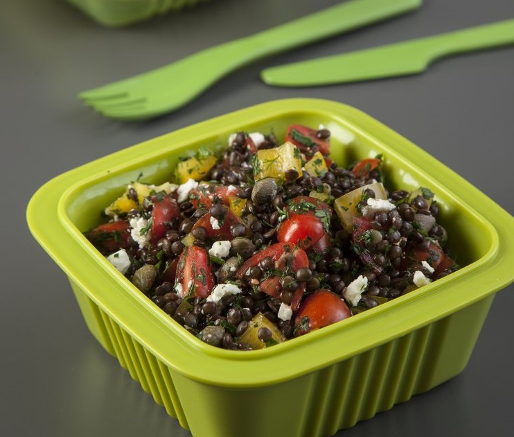 Σαλάτα με μαύρες φακές Φενεού, ντοματίνια και φέτα