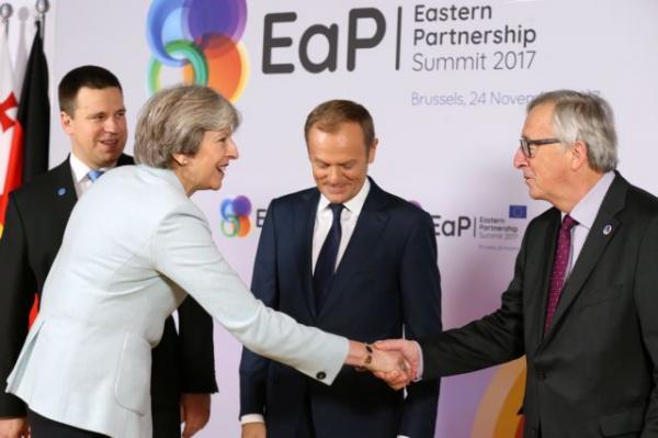 Brexit : Συνάντηση Γιούνκερ – Μέι εν όψει Συνόδου Κορυφής για τη συμφωνία