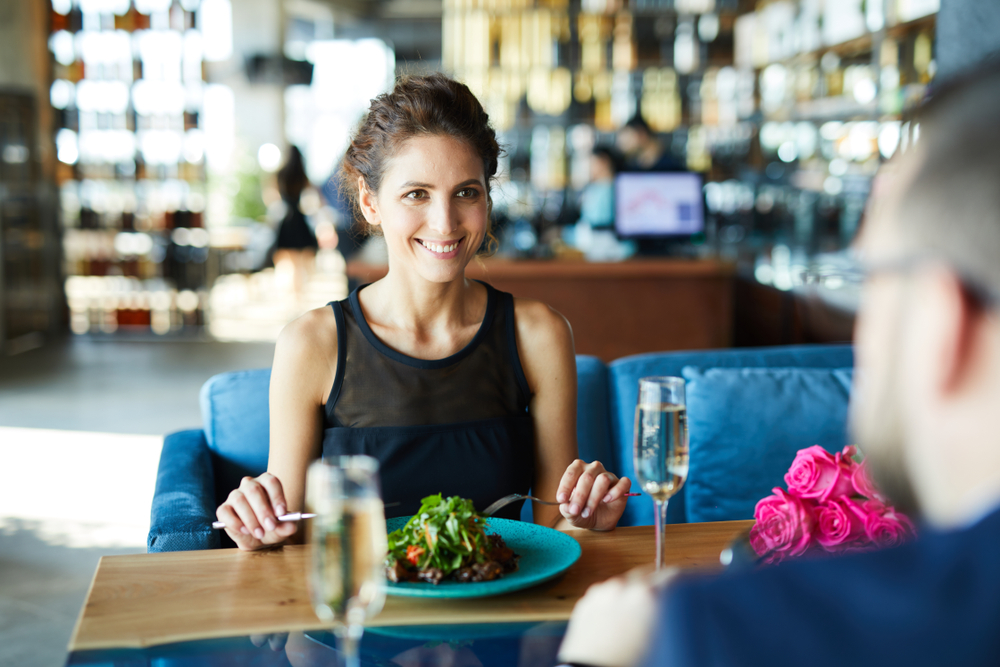 Οι αδέσμευτοι παραγγέλνουν πιο υγιεινά όταν τρώνε με κάποιον γοητευτικό