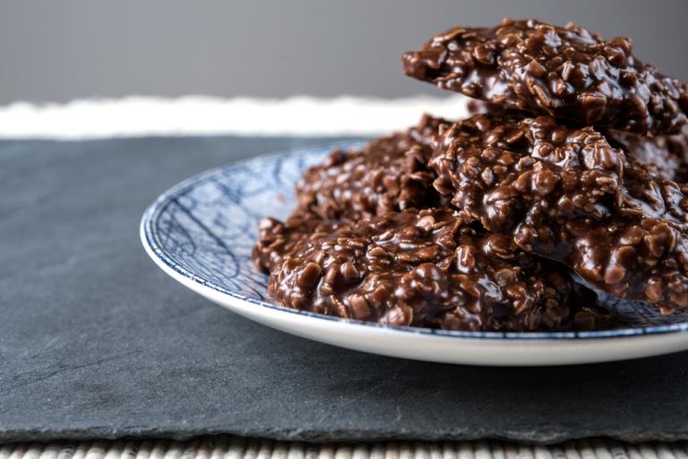 Σοκολατένια μπισκότα βρώμης χωρίς ψήσιμο