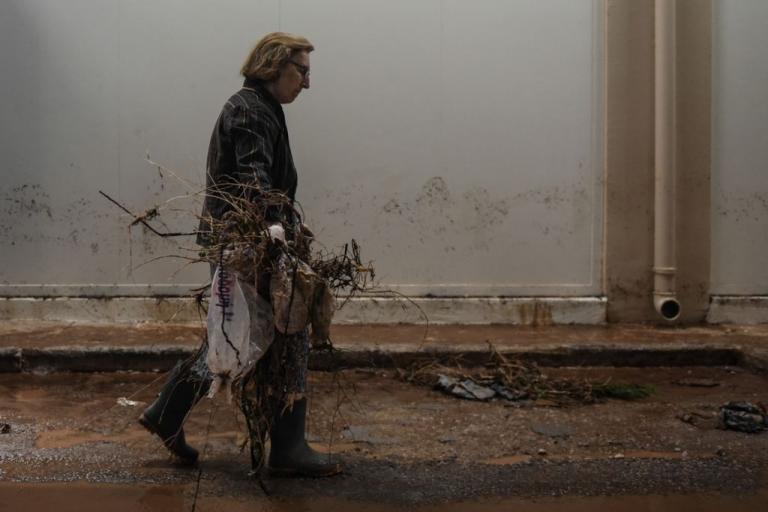 Οργή και πόνος στην Μάνδρα: «Μας εγκατέλειψε η Πολιτεία», λένε οι κάτοικοι