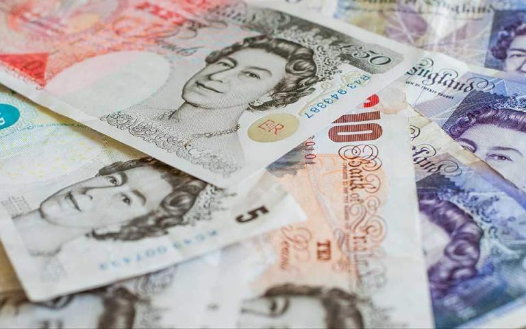 Ανακάμπτει η στερλίνα όσο η Μέι εμμένει