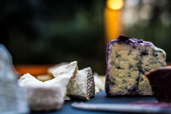 Eνας κόσμος τυριών και αλλαντικών