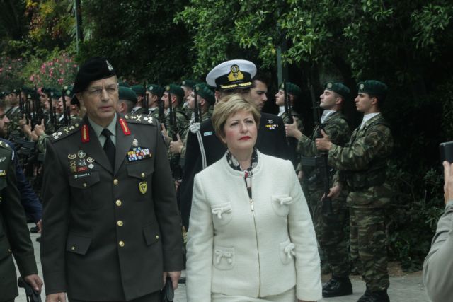 Τσαρουχά: «Στρατός» συμβούλων για την υφυπουργό Εθνικής Άμυνας