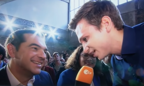 Αμήχανο γέλιο η απάντηση Τσίπρα σε προσβολή κατά της Ελλάδας