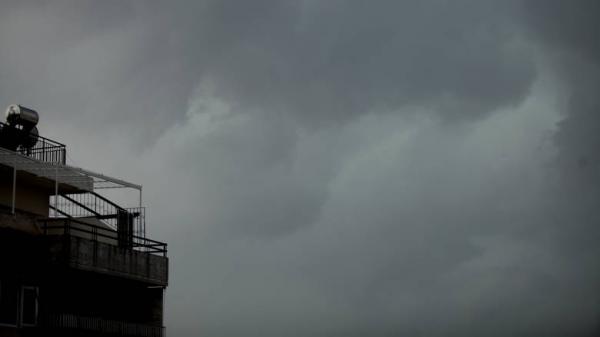Αραιές νεφώσεις με μικρή πτώση της θερμοκρασίας