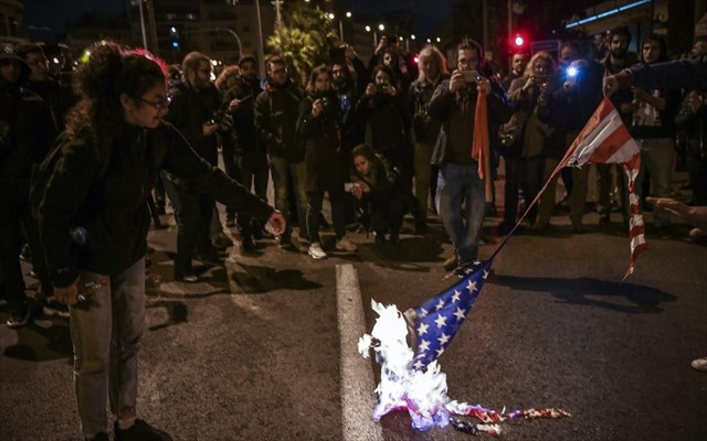 Στην πρεσβεία των ΗΠΑ η πορεία του Πολυτεχνείου - Έκαψαν την αμερικανική σημαία [Εικόνες]