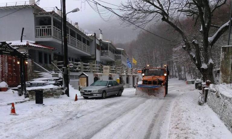 Πυκνό χιόνι στο Πήλιο – Απαραίτητη η χρήση αντιολισθητικών αλυσίδων
