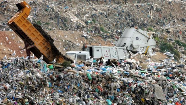 Το δικαστήριο αποφάσισε : Οι άνθρωποι θα μεταφέρονται μαζί με τα σκουπίδια