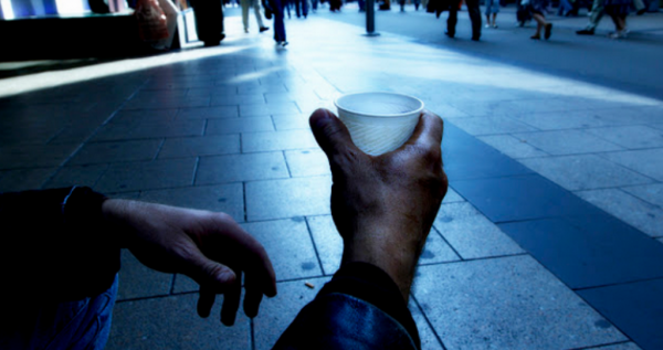 Οι φτωχοί πεθαίνουν σχεδόν δέκα χρόνια νωρίτερα σε σχέση με τους πλούσιους