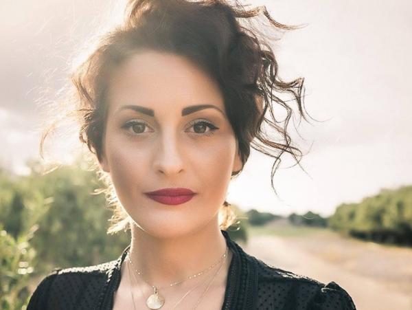 Η Άννα Ψυχογιού μας μιλάει για την εμφάνιση της στο Σταυρό και στο Άλσος