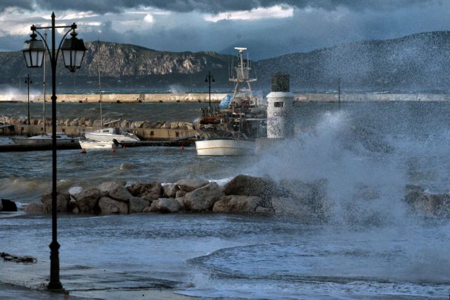 Απαγορευτικό απόπλου : Σε ποια λιμάνια παραμένουν δεμένα τα πλοία