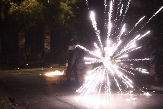 «Βροχή» μολότοφ στους δρόμους των Εξαρχείων