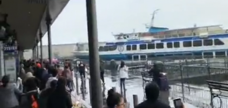 «Τρελή» πορεία φέρι καταλήγει στην αποβάθρα λιμανιού