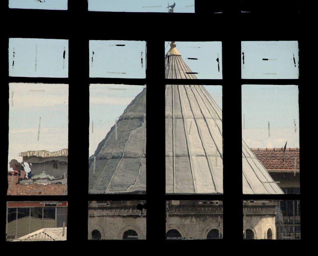 «Τα ωραία του Πέραν» στον Ελληνικό Κόσμο