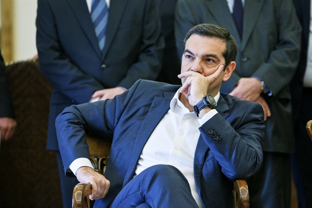 Παροχές και σκάνδαλα έως τις εκλογές