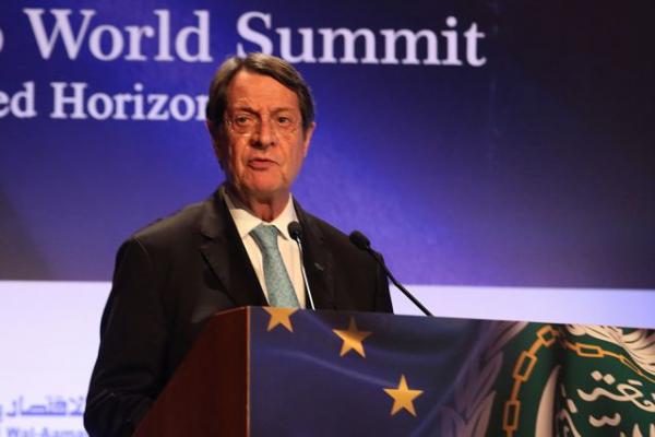 Στα χαρακώματα ΑΚΕΛ – Αναστασιάδης για το Κυπριακό