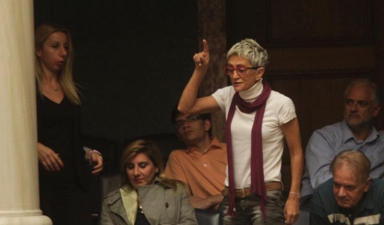 «Επικίνδυνη για το κράτος» η γυναίκα που είχε πετάξει… κότα στο Μαξίμου