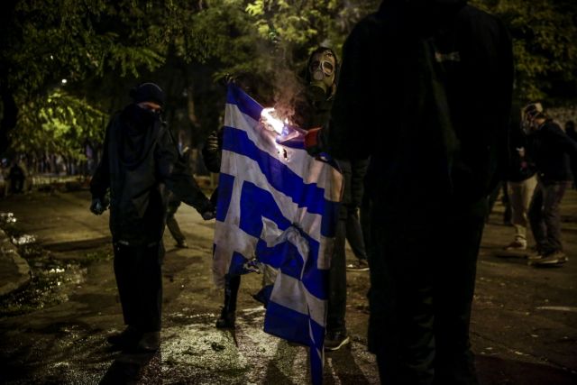 Αντιεξουσιαστές έκαψαν την ελληνική σημαία στο Πολυτεχνείο