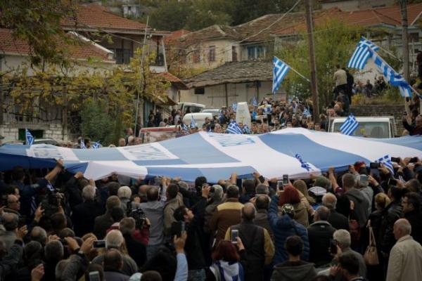 Δυναμιτίζουν το κλίμα οι Αλβανοί: Ανεπιθύμητοι 52 Έλληνες που πήγαν στην κηδεία του Κατσίφα