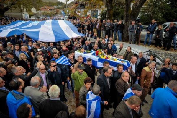 Θρήνος στον αποχαιρετισμό του Κωνσταντίνου Κατσίφα – Φώναζαν «αθάνατος»