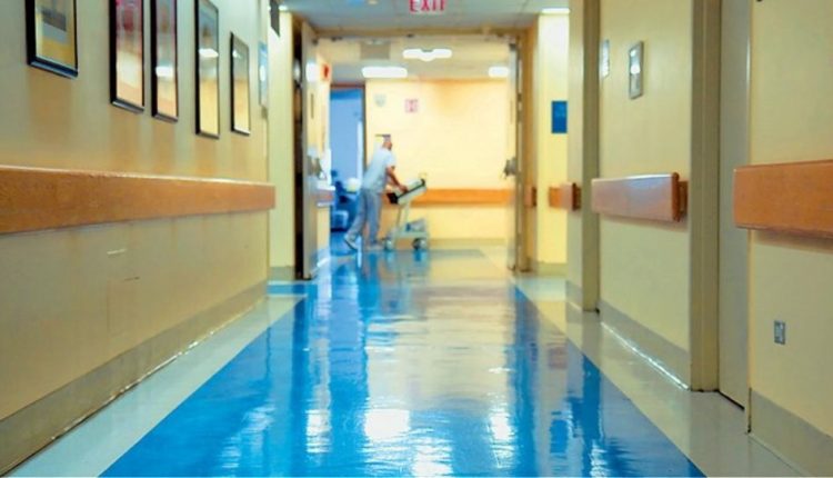 Μηνύει το νοσοκομείο Χανίων για το θάνατο της μητέρας του