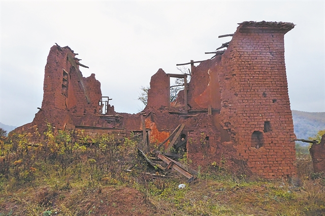 Καταρρέουν τα πλίνθινα φαντάσματα του Βίτσι