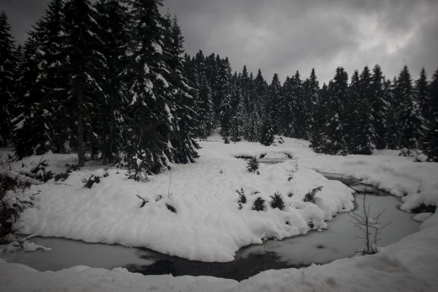 Εντυπωσιακές εικόνες από χιονισμένα τοπία στη χώρα