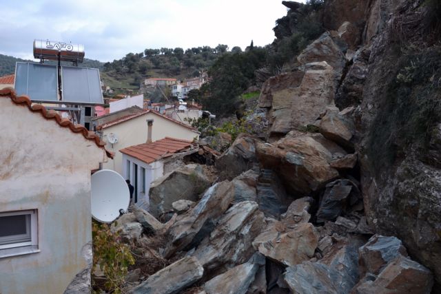 Πλωμάρι: Eκκενώνεται τμήμα του οικισμού λόγω των κατολισθήσεων
