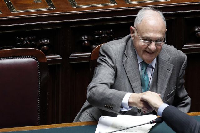 Ιταλία: Διαψεύδει ο Σαβόνα τα σενάρια περί παραίτησης