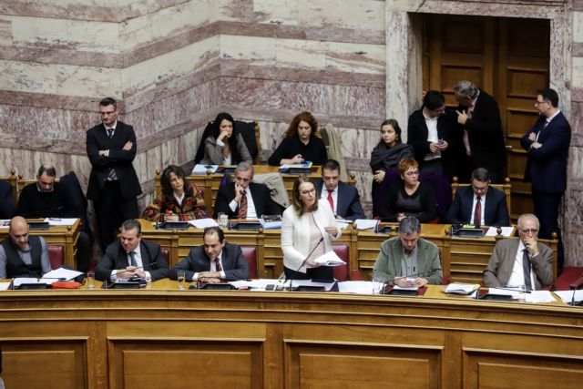 Χάος με τη «βροχή» τροπολογιών: Όπισθεν ολοταχώς από την κυβέρνηση