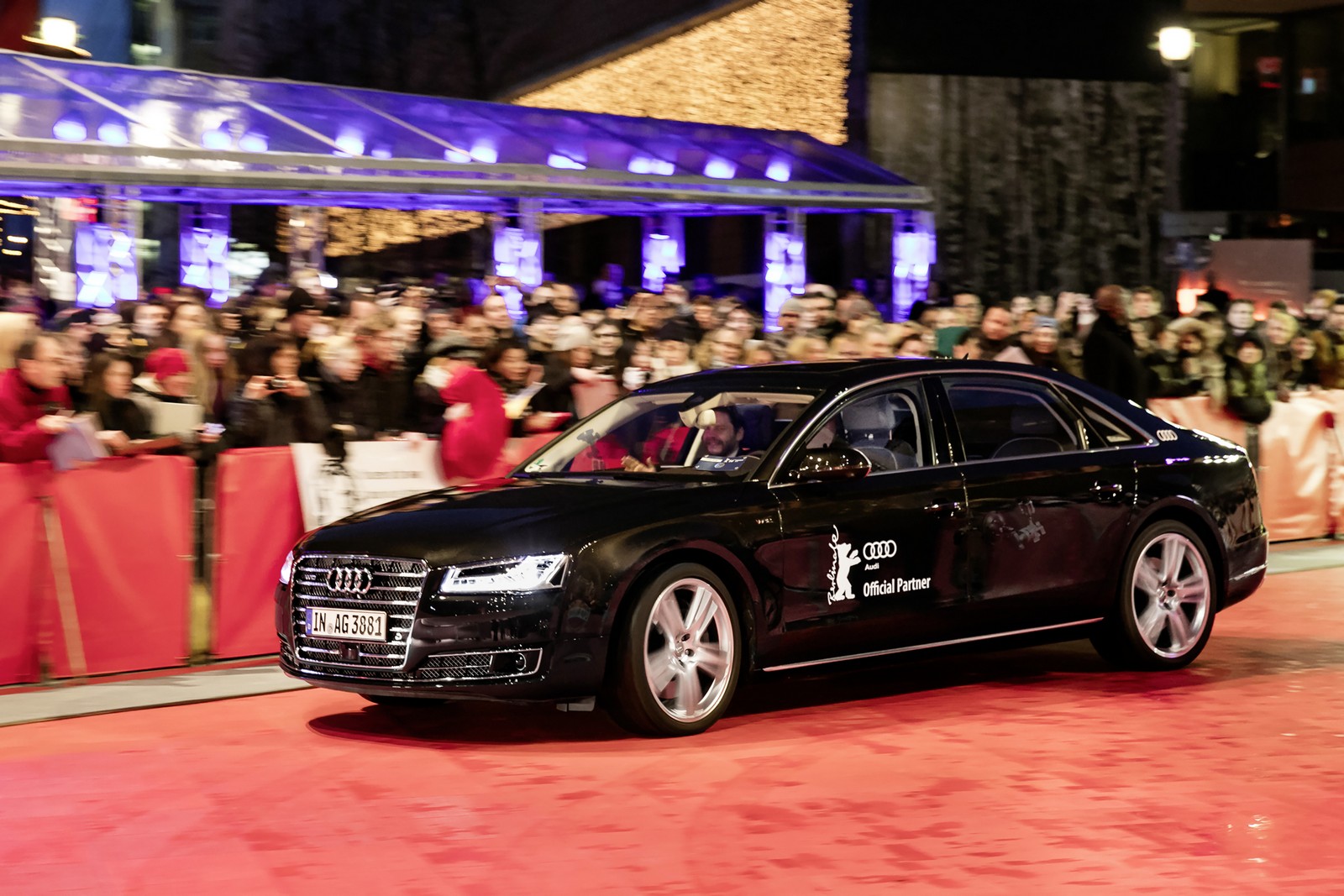 Το «αυτόνομο» Audi A8 L W12 στο κόκκινο χαλί της Berlinale