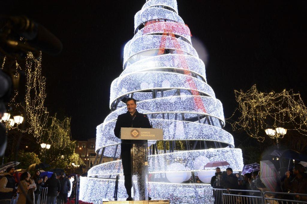 Φωταγωγήθηκε το χριστουγεννιάτικο δέντρο στο Σύνταγμα [Εικόνες]