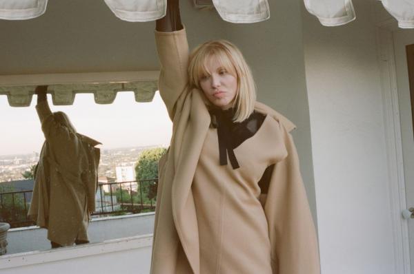 H Courtney Love ξεπουλάει!