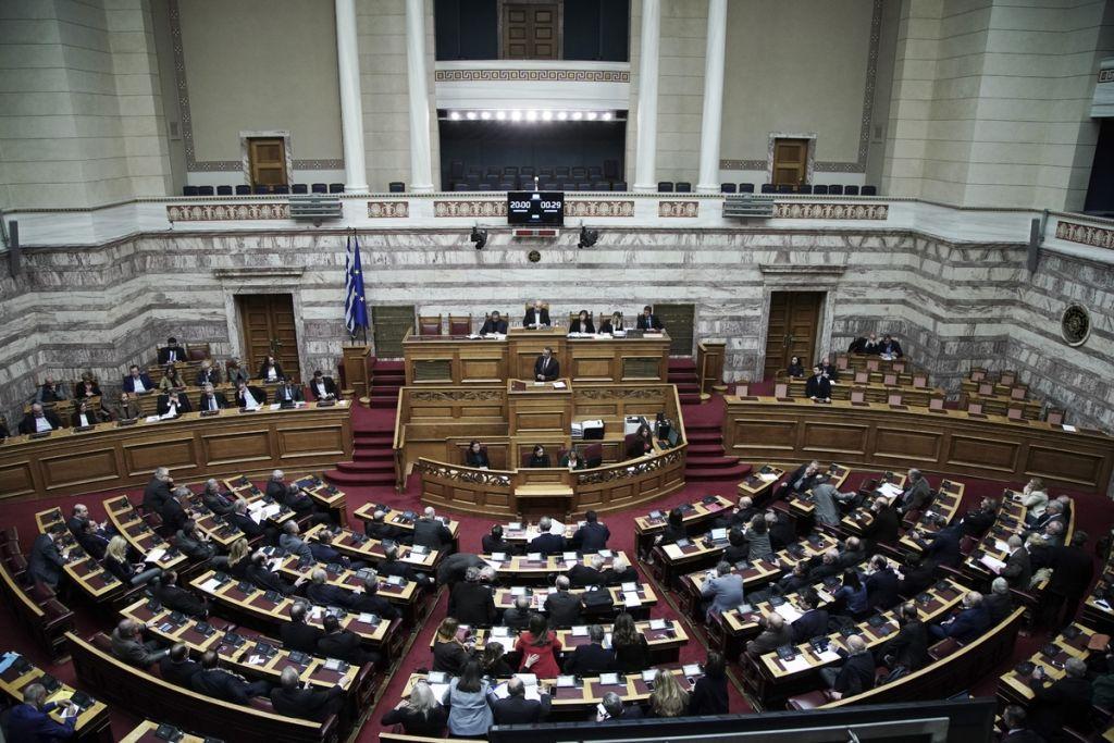 Απίστευτες ύβρεις στην έναρξη της συζήτησης για τον προϋπολογισμό
