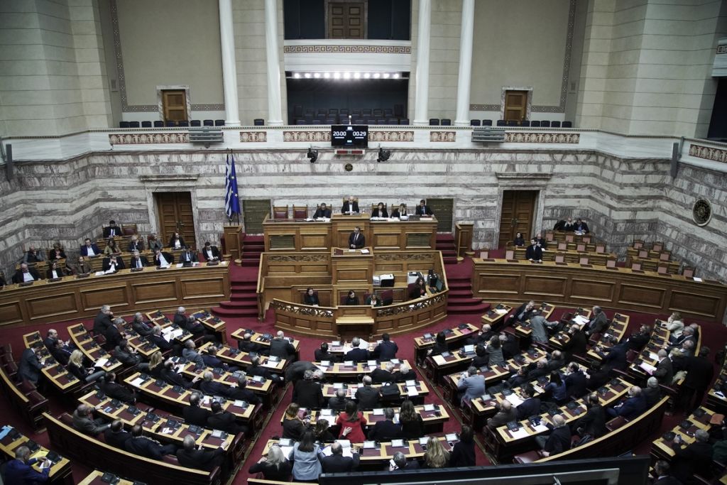 Απίστευτες ύβρεις στην έναρξη της συζήτησης για τον προϋπολογισμό