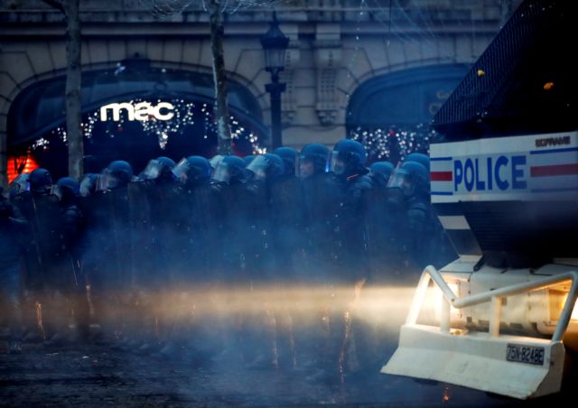 Γαλλία: Πράσινο φως για τα οικονομικά μέτρα υπέρ των «κίτρινων γιλέκων»