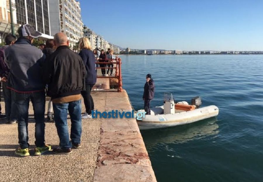 Θεσσαλονίκη: Άνδρας έπεσε στον Θερμαϊκό – Σωτήρια επέμβαση διερχόμενου