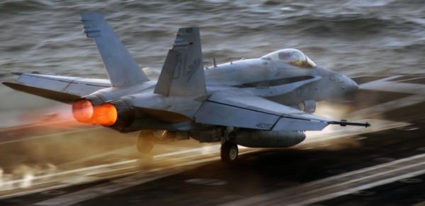 Εντυπωσιακό πλάνο: Κεραυνός χτυπά μαχητικό αεροσκάφος