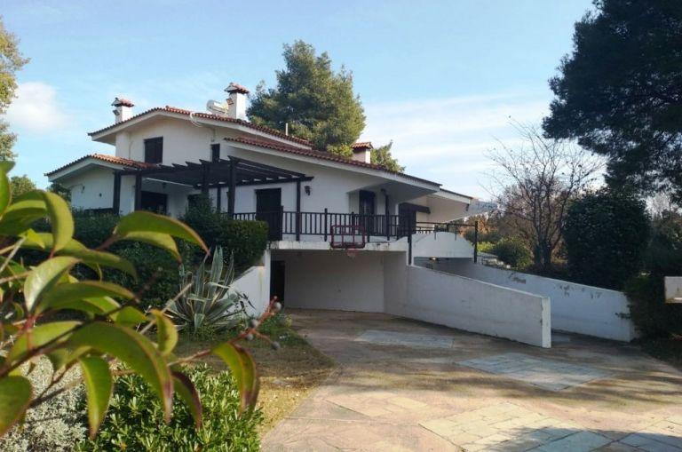 Υπόθεση Πετσίτη: Ο δικηγόρος πίσω από την ενοικίαση της βίλας στη Βαρυμπόμπη